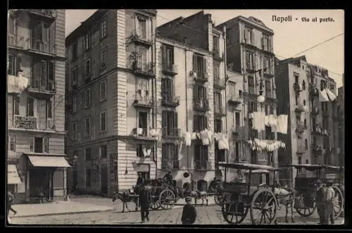 AK Napoli, Via al porto con carrozze e edifici storici