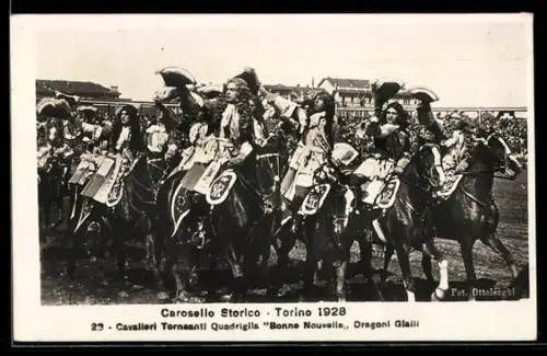 AK Torino, Carosello Storico 1928 con Cavalieri Torneanti Quadriglia Bonne Nouvelle, Dragoni Gialli