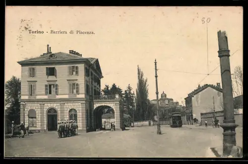 AK Torino, Barriera di Piacenza, vista con edificio storico e tram in strada