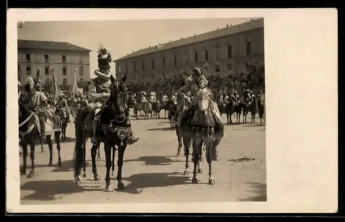 AK Torino, Parata di cavalieri in abiti storici davanti a un edificio storico