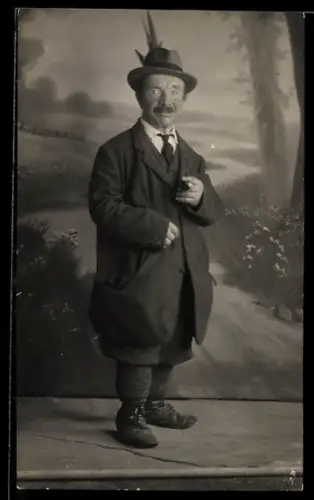 Foto-AK Kleinwüchsiger mit Zigarre und Hut