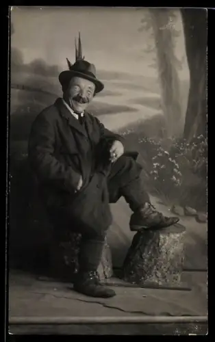 Foto-AK Kleinwüchsiger posiert lachend mit Zigarre