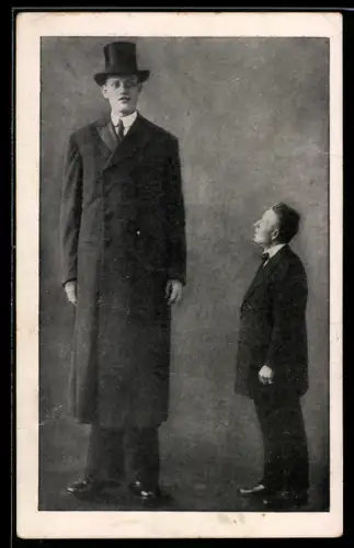 AK Der Riese van Albert neben einem anderen Mann stehend