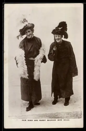 AK Dick Horn and Harry Brandon in ihren Kostümen, Travestie