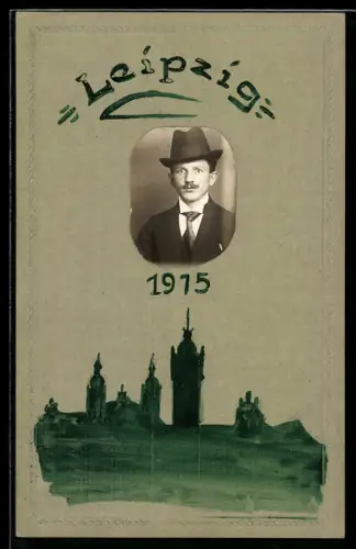 Handgemachte-Collage-AK Leipzig, Portrait eines Mannes mit Schnurrbart von 1915 über der Silhouette des Ortes