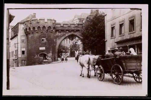 Foto-AK Merseburg, Strasse am Krummen Tor, mit Obstgeschäft u. Fuhrwerk