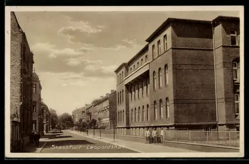 AK Stassfurt-Leopoldshall, Bodestrasse mit Knappschaftskrankenhaus