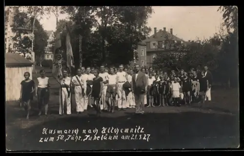 Foto-AK Chemnitz, Ausmarsch nach Altchemnitz, 50jähr. Jubiläum 1927, Sportlergruppe, Fahnen, Vereinsabzeichen