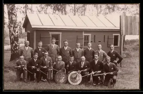 Foto-AK Chemnitz-Grüna, Scheiben-Schützen-Gesellschaft 1850 e.V., Gruppenfoto 1929, Gewehre, Holzhütte