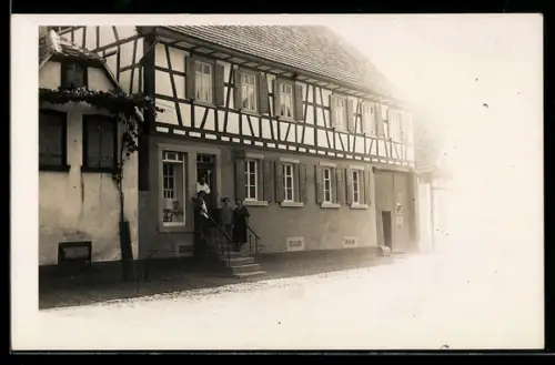 Foto-AK Hassloch, Bäckerei Gg. Mischon, Gebäude mit Bäcker u. Familie