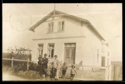 Foto-AK Elmshorn, Eigenheim Strasse Hainholz mit Familie, 1913