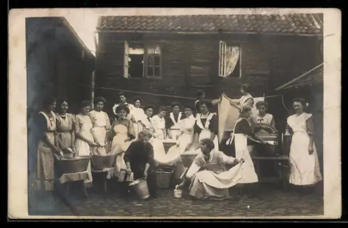 Foto-AK Ascheberg /Holstein, Wäschereischule, Schülerinnen mit Wannen u. Eimern im Hof