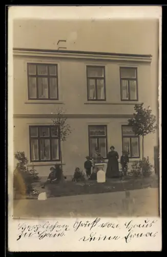 Foto-AK Elmshorn, Haus an der Strasse Langelohe, mit Bewohnern, 1913