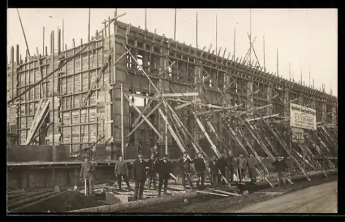 Foto-AK Usingen, Bau des Geyseritwerkes mit Arbeitern, Trockenstempel Aug. Weininger