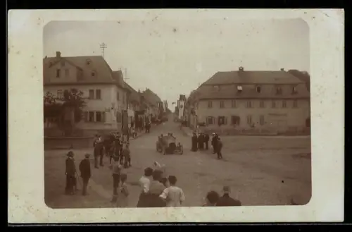 Foto-AK Usingen, Autorennen mit Zuschauern, Trockenstempel Aug. Weininger