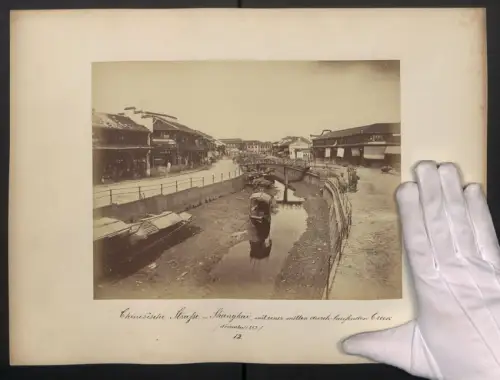 Fotografie unbekannter Fotograf, Ansicht Shanghai, Strassenpartie mit Creek und Einheimischen, 1882, Grossformat 42 x 31cm