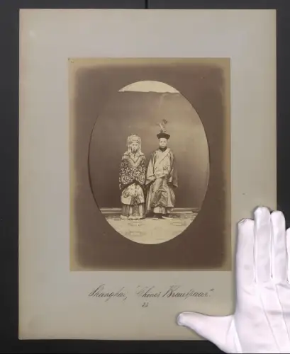 Fotografie William Saunders, Shanghai, chinesisches Brautpaar aus der Qing-Dynastie, Tracht China, unsigniert, 41 x 32cm