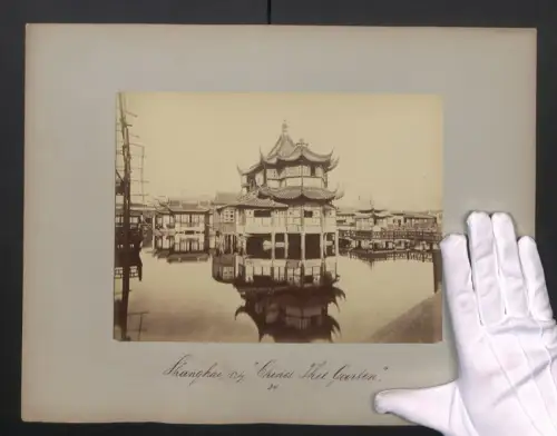 Fotografie William Saunders, Shanghai, Ansicht Shanghai, Chinesischer Tee Garten auf dem Wasser, unsigniert, 42 x 32cm