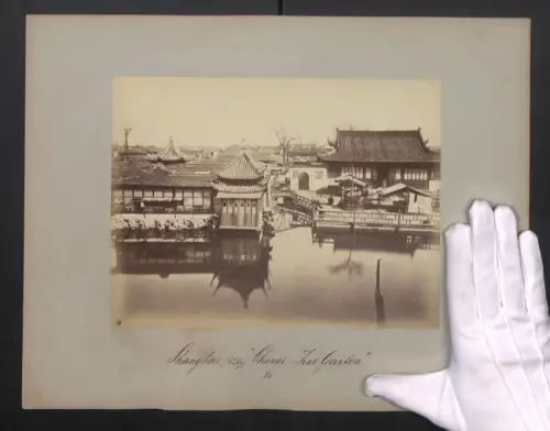 Fotografie William Saunders, Shanghai, Ansicht Shanghai, Blicka uf den Tee Garten mit Einwohnern, China, unsigniert