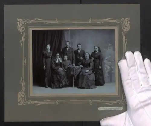 Fotografie G. Gober, Braunau / Inn, Familie mit Mutter und Töchtern in österreichischer Tracht, Grossformat 32 x 27cm