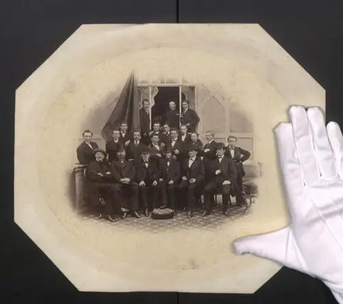 Fotografie unbekannter Fotograf und Ort, Herren in feinen Anzügen mit Zylinder und Melone, Fahne köngl. Baugew...