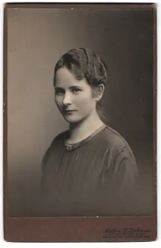 Fotografie Atelier B. Dittmar, Regensburg, Schäffnerstrasse 16, Porträt einer jungen Frau