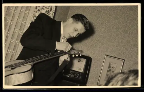 Foto-AK Mann mit Gitarre, Radio