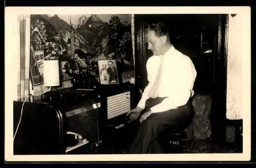 Foto-AK Mann dreht an einem Radio