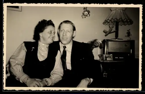 Foto-AK Lächelndes Paar vor Radio