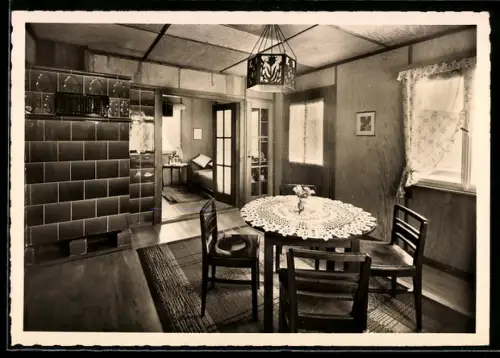 AK Steinach i. K., Hotel Erholungsheim Berghäusel, Wohnzimmer mit Tisch