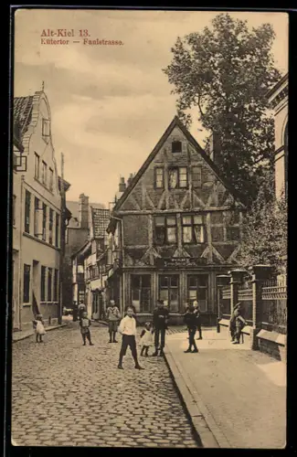 AK Alt-Kiel, Kütertor mit Faulstrasse und spielenden Kindern