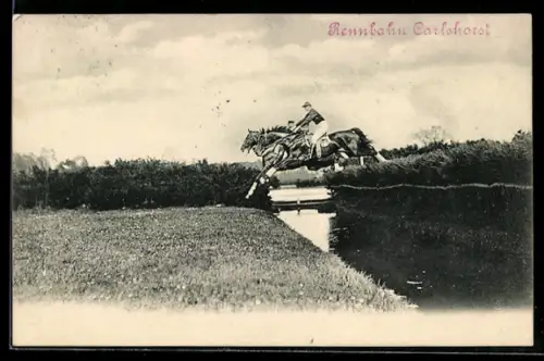 AK Carlshorst, Rennbahn, Jockeys beim Überspringen eines Wassergrabens