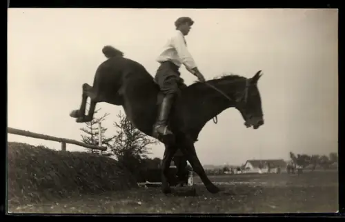 Foto-AK Reiter nach dem Hürdensprung