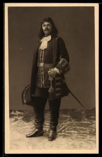 AK Torino, Carosello Storico, Uomo in costume storico con spada e cappello