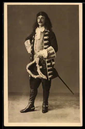 AK Torino, Carosello Storico, Uomo in costume storico con spada e cappello