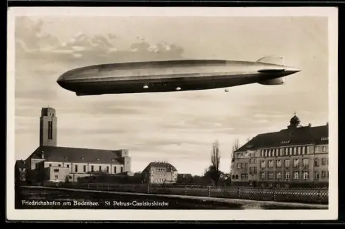 AK Friedrichshafen /Bodensee, Zeppelin fliegt über die St. Petrus-Canisiuskirche