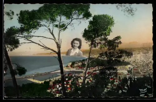 Handgemachte-Collage-AK Aufgeklebtes Portrait einer Frau über einer Strandpartie