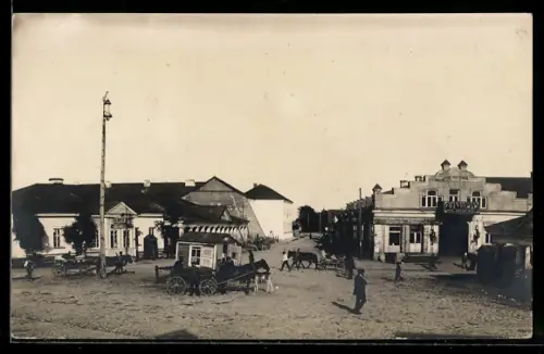 Foto-AK Nowogrodek, Strassenpartie mit Gasthaus