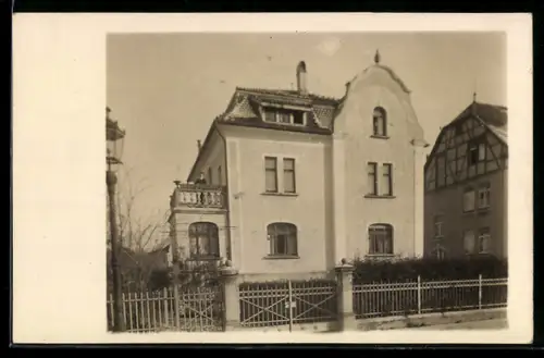 Foto-AK Biberach /Riss, Villa Kötz mit Nachbarvilla, Bewohnerin auf Balkon