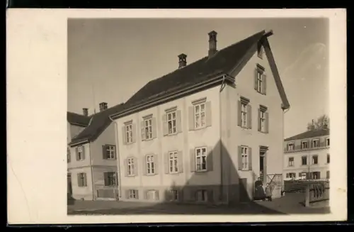 Foto-AK Biberach /Riss, Haus Weibel mit Bewohnerin u. Kind, Nachbarhäuser