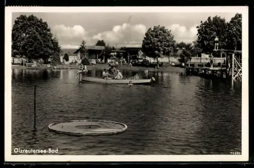 AK Bad Schussenried, Olzreutersee-Bad, Panorama mit Badegästen, Badeinsel, Kanu, Gebäuden u. Sprungturm