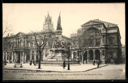 AK Avignon, Place de l`Hôtel-de-Ville, vue du Théâtre et de l`Hôtel-de-Ville
