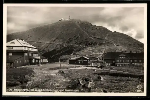 AK Riesengebirge, Die Schneekoppe mit Riesenbaude und Schlesierhaus