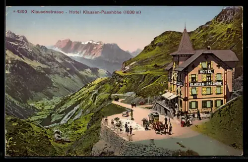 AK Klausenstrasse, Hotel Klausen - Passhöhe an der Klausenstrasse, Gäste und Kutsche