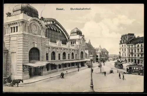 AK Basel, Bundesbahnhof mit Strassenbahnen