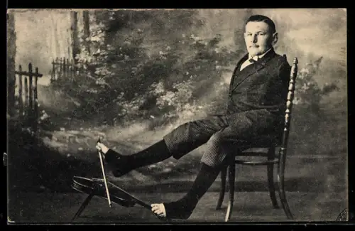 Foto-AK behinderter Musiker ohne Arme spielt Violine mit den Füssen