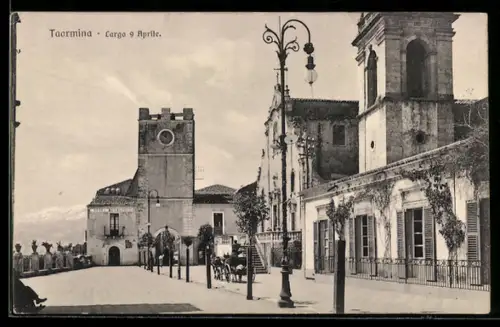 AK Taormina, Largo 9 Aprile con vista sulla chiesa e lampioni decorativi