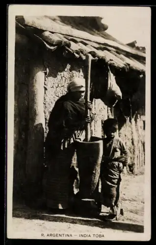 AK Argentinien, India Toba, Indiofrau bei der Hofarbeit
