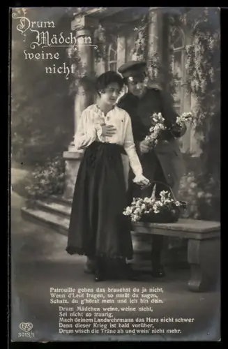 AK Soldatenliebe, Drum Mädchen, weine nicht - Soldat mit Blumen in der Hand mit Geliebter