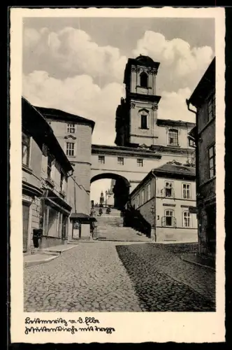 AK Leitmeritz / Litomerice, Strassenpartie vor einem Gebäude mit Bogendurchgang
